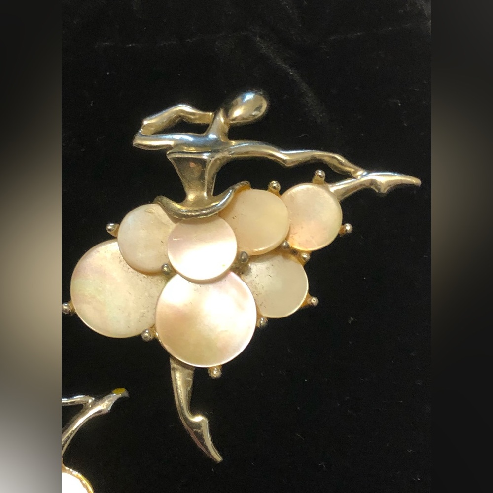2 Vintage Ballerina Pins, silver and mother of Pearl - Picture 7 of 8